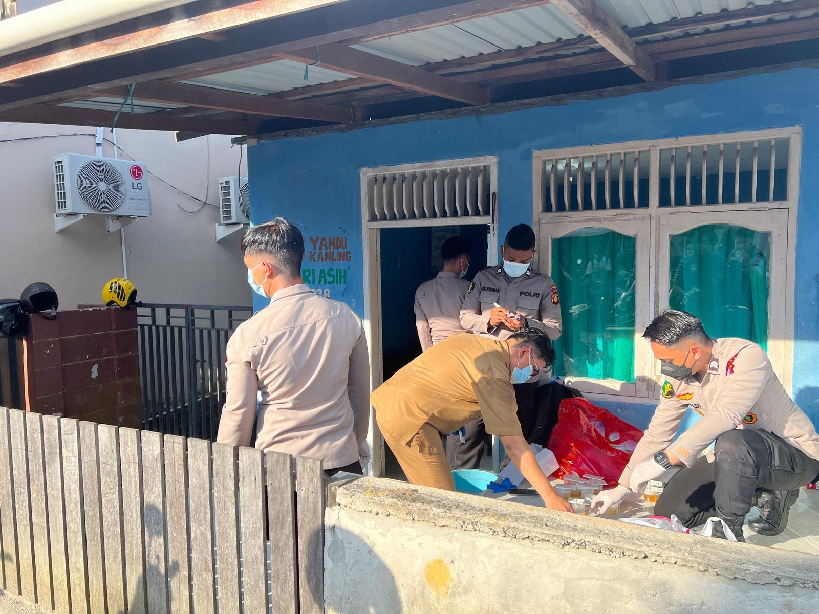 Polda Kaltim Gelar Operasi Kampung Narkoba di Kampung Baru Ulu, Balikpapan: 33 Orang Terindikasi Positif Narkoba PROKALTIM 1 WhatsApp Image 2025 05 07 at 11.26.47 scaled Polda Kaltim Gelar Operasi Kampung Narkoba di Kampung Baru Ulu, Balikpapan: 33 Orang Terindikasi Positif Narkoba PROKALTIM