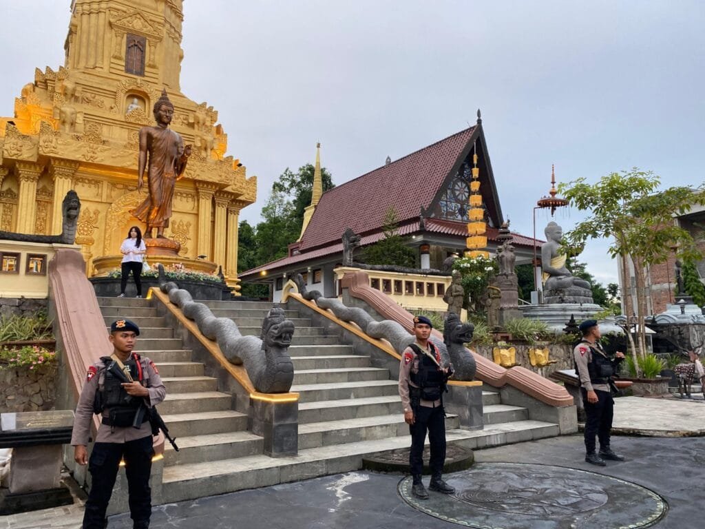 WhatsApp Image 2025 05 13 at 11.03.07 Kekhusyukan Waisak di Balikpapan, Brimob Hadir Menjaga Damai di Vihara PROKALTIM
