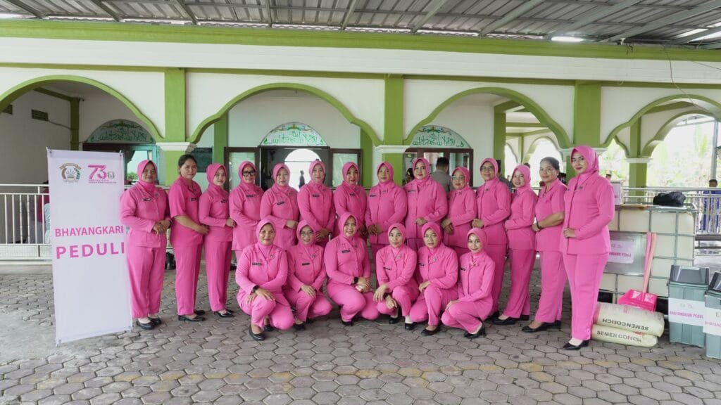 WhatsApp Image 2025 06 13 at 21.11.48 Sambut Hari Bhayangkara ke-79, Satbrimob Polda Kaltim dan Bhayangkari Bersihkan Masjid dan Gereja di Balikpapan PROKALTIM