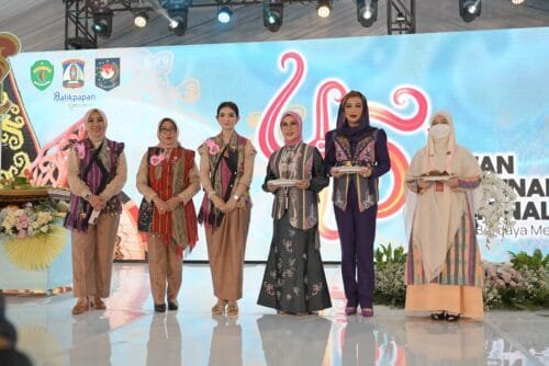 Balikpapan Tuan Rumah HUT ke-45 Dekranas, Selvi Gibran Pesan Kepada Perajin: Rajai Pasar Domestik, Lalu Pasar Global PROKALTIM 4 WhatsApp Image 2025 07 09 at 15.46.49 Balikpapan Tuan Rumah HUT ke-45 Dekranas, Selvi Gibran Pesan Kepada Perajin: Rajai Pasar Domestik, Lalu Pasar Global PROKALTIM