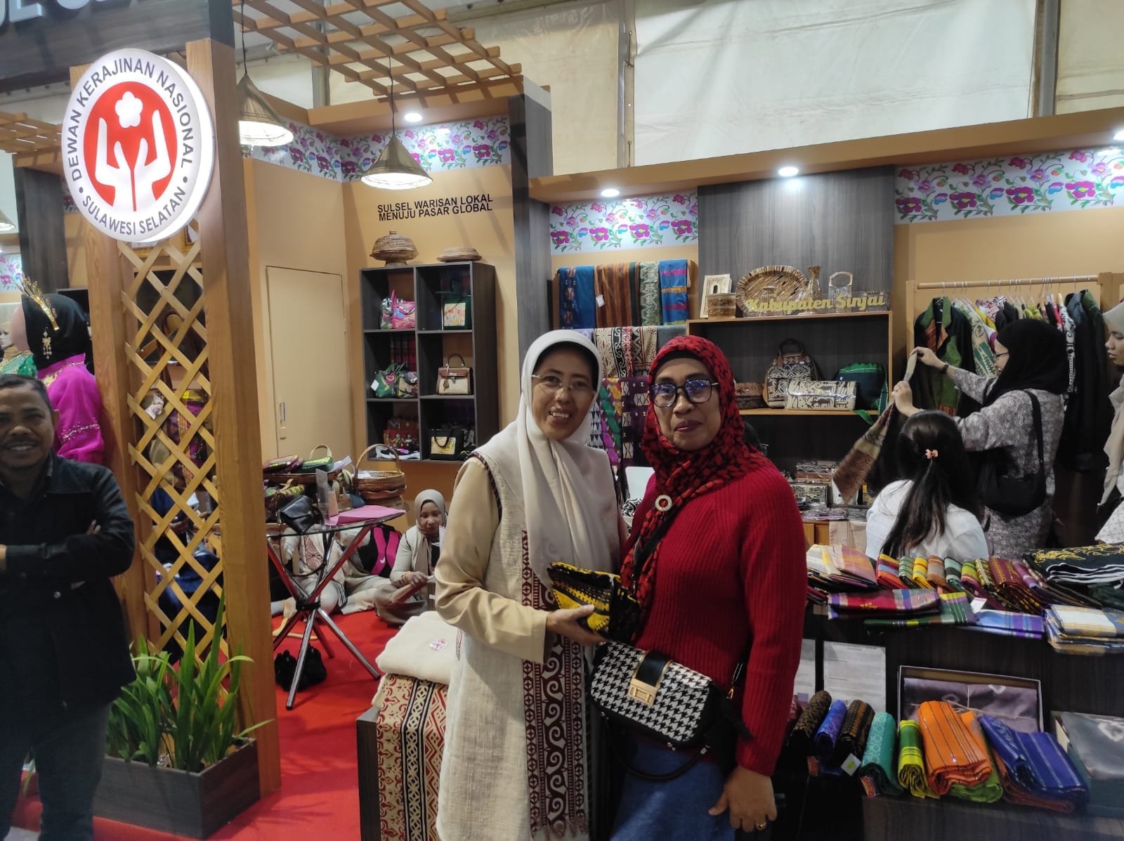 Stan Dekranasda Sulsel Pamerkan Songko Bone hingga Serat Lontar di HUT Dekranas ke-45 di Balikpapan PROKALTIM 1 WhatsApp Image 2025 07 10 at 22.48.32 Stan Dekranasda Sulsel Pamerkan Songko Bone hingga Serat Lontar di HUT Dekranas ke-45 di Balikpapan PROKALTIM