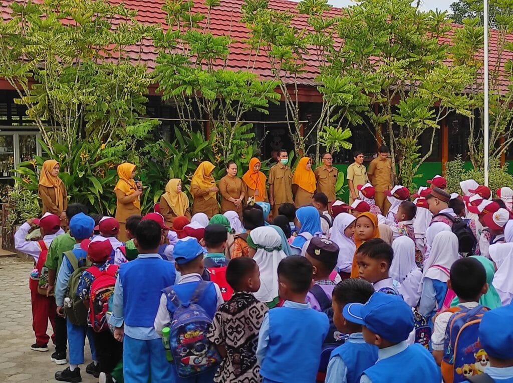 WhatsApp Image 2025 07 14 at 17.51.04 Suasana Haru Iringi Hari Pertama Sekolah di SDN 021 Manggar PROKALTIM