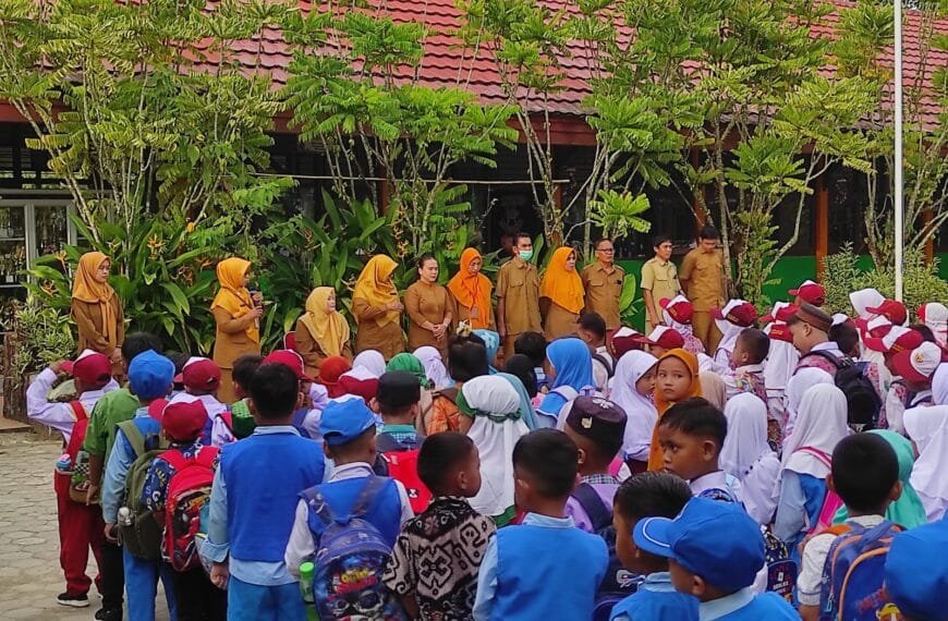 Suasana Haru Iringi Hari Pertama Sekolah di SDN 021 Manggar