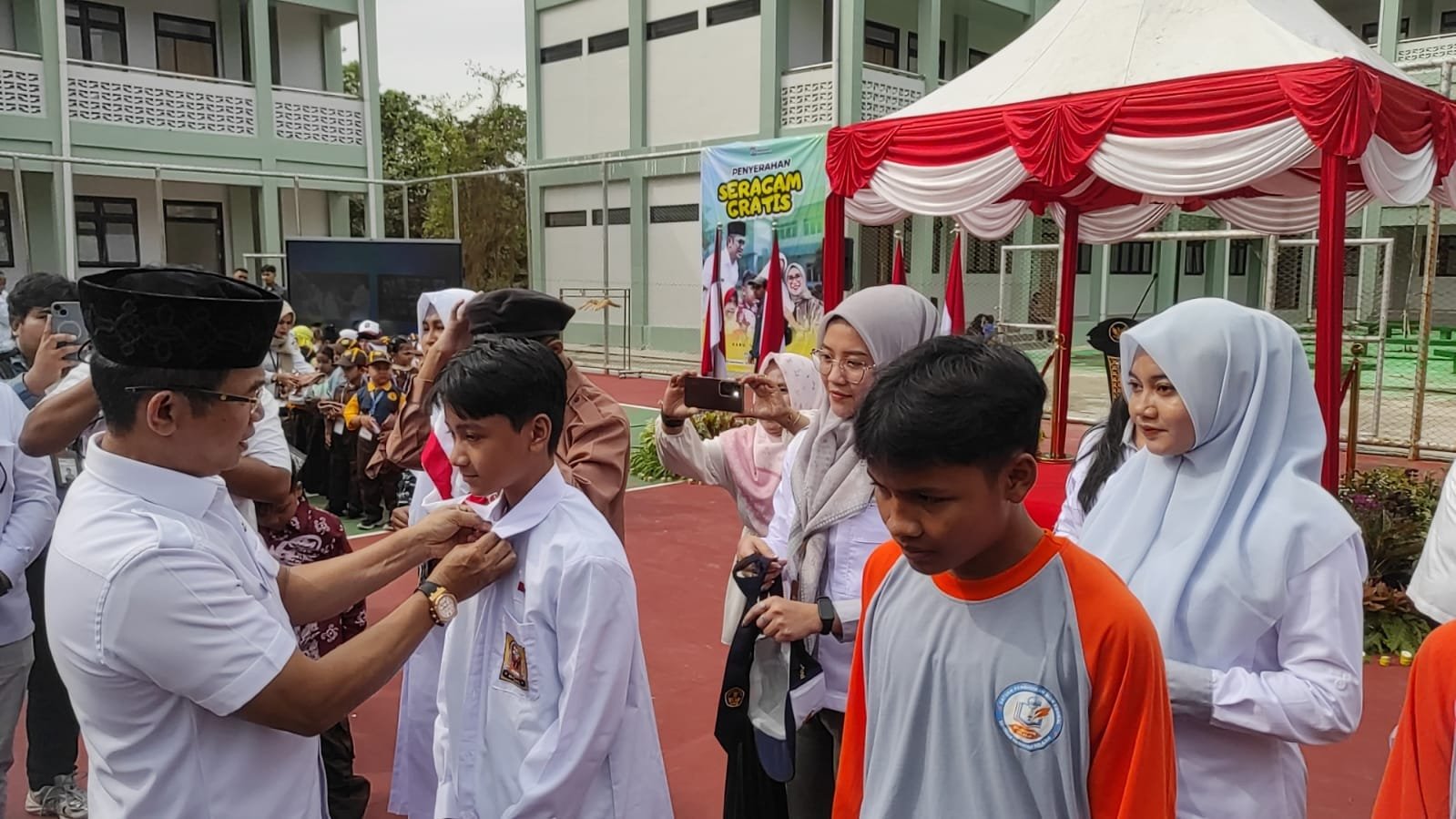 Puluhan Ribu Siswa di Balikpapan Tersenyum, Ada Apa? PROKALTIM 1 WhatsApp Image 2025 07 16 at 14.14.02 Puluhan Ribu Siswa di Balikpapan Tersenyum, Ada Apa? PROKALTIM