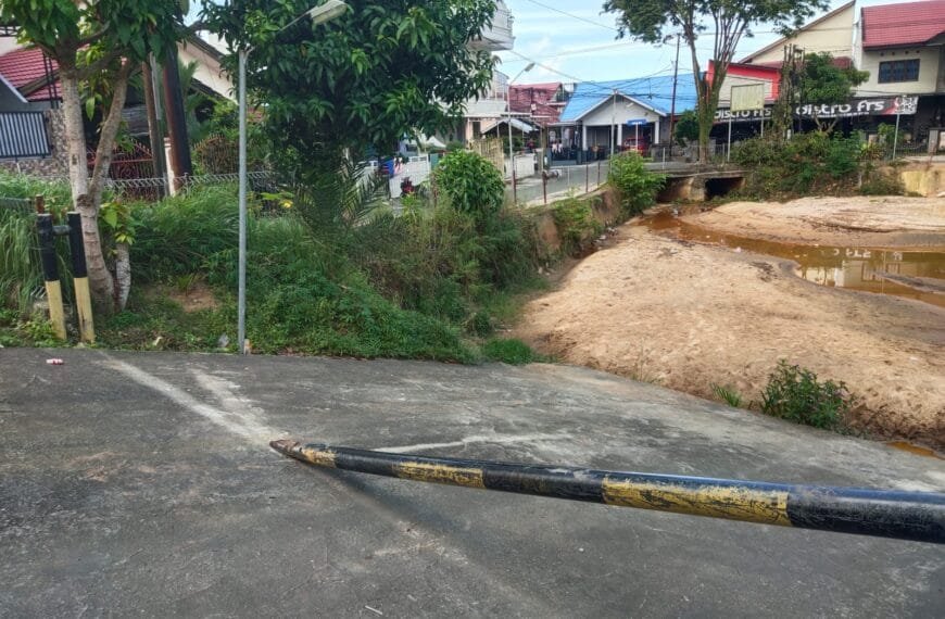 Waduk Korpri Blok 2 di RT 5, Kelurahan Sepinggan Baru, kian terabaikan. Endapan lumpur menumpuk, lampu penerangan tak lagi berfungsi, dan saat hujan datang, kekhawatiran warga meningkat