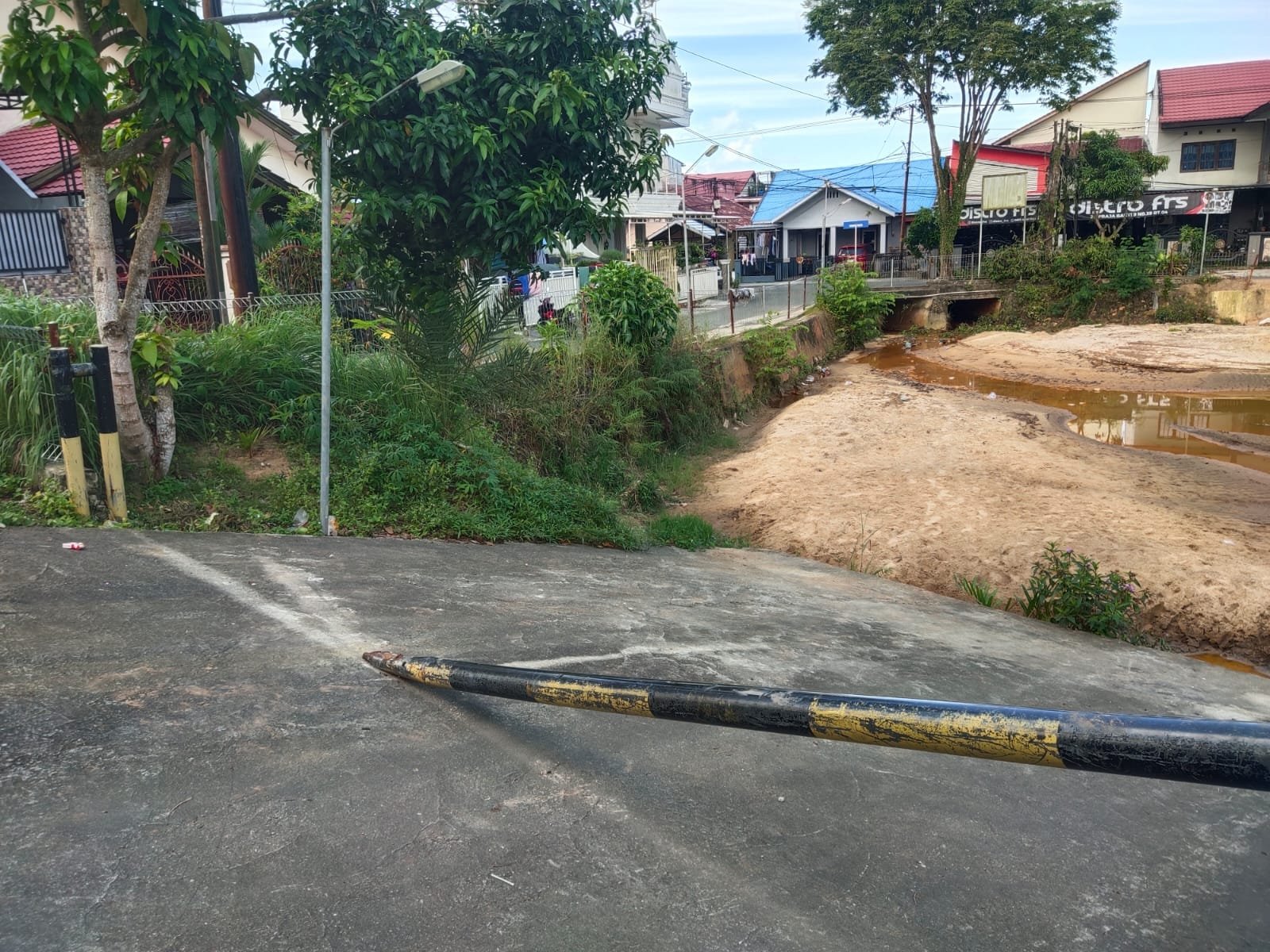 Waduk Korpri Blok 2 di RT 5, Kelurahan Sepinggan Baru, kian terabaikan. Endapan lumpur menumpuk, lampu penerangan tak lagi berfungsi, dan saat hujan datang, kekhawatiran warga meningkat