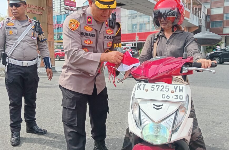Sambut HUT RI ke-80, Kapolresta Balikpapan Bagikan 2.000 Bendera Merah Putih ke Pengendara