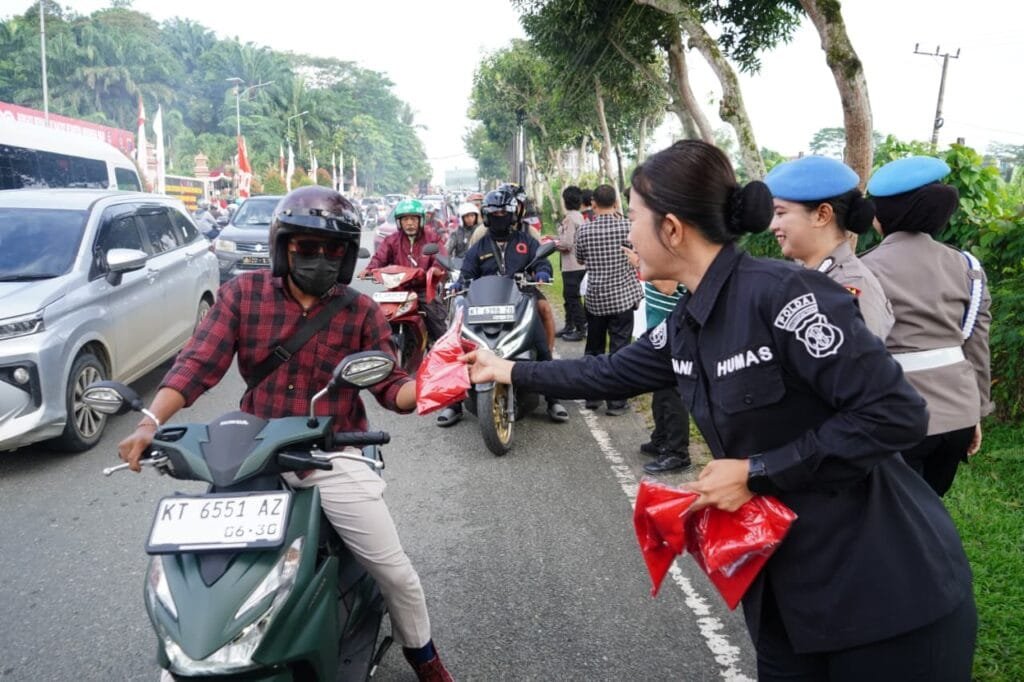 WhatsApp Image 2025 08 14 at 15.17.28 Polwan Polda Kaltim Turun ke Jalan, Bagikan Bendera Merah Putih Sambut HUT RI ke-80 PROKALTIM