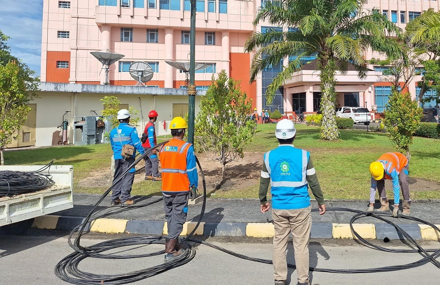 WhatsApp Image 2025 08 17 at 19.32.05 Sebanyak 1.129 Personel dan 62 Posko Siaga PLN Kawal Keandalan Listrik HUT ke-80 RI di Kaltim dan Kaltara PROKALTIM