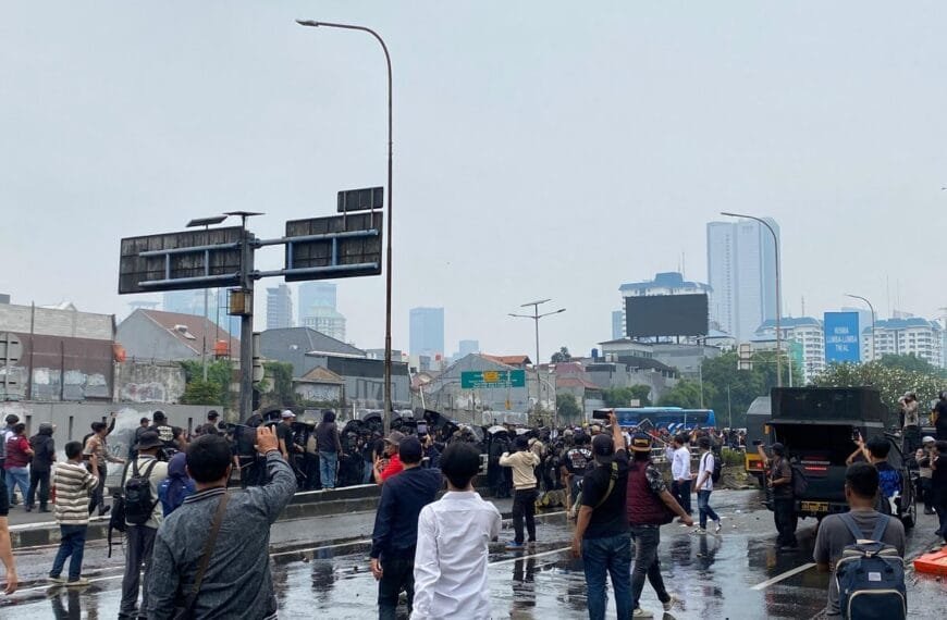 Demo 25 Agustus di DPR Memanas, Tol Dalam Kota hingga Gatot Subroto Ditutup