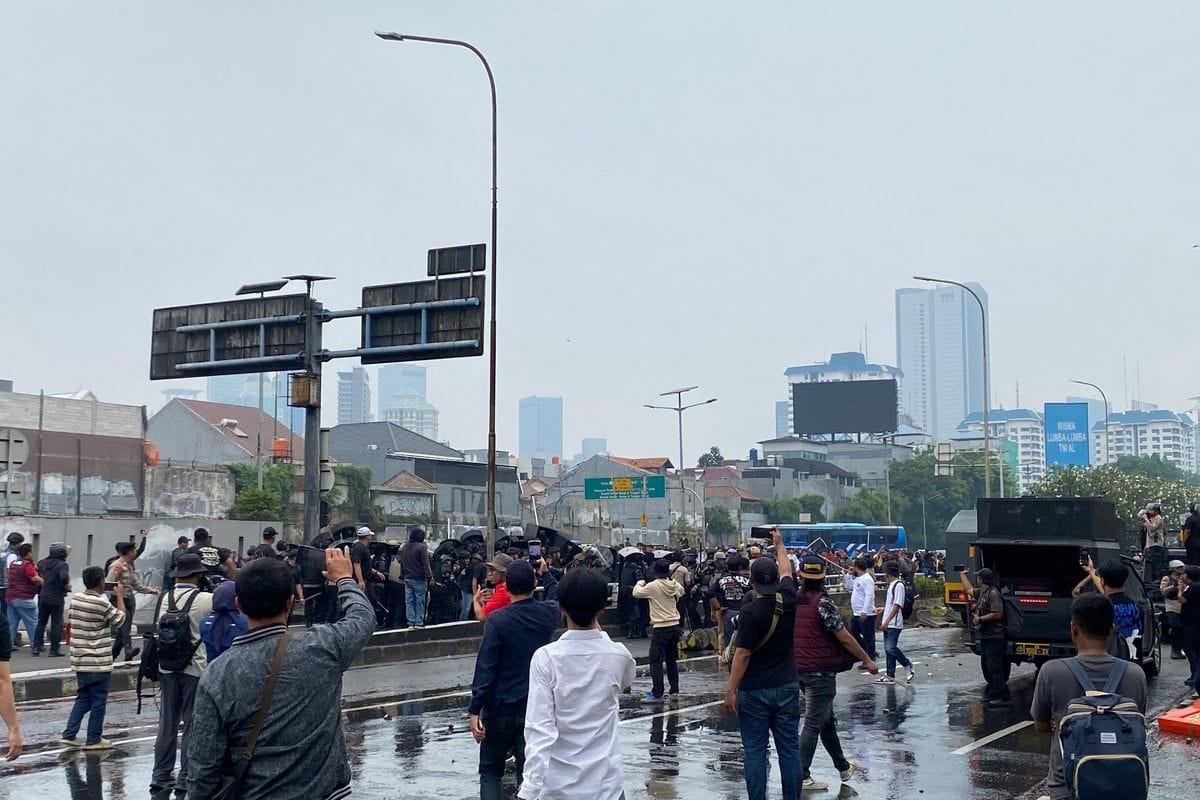 Demo 25 Agustus di DPR Memanas, Tol Dalam Kota hingga Gatot Subroto Ditutup PROKALTIM 1 demo 25 agustus 2025 Demo 25 Agustus di DPR Memanas, Tol Dalam Kota hingga Gatot Subroto Ditutup PROKALTIM