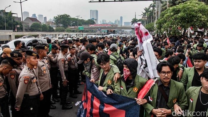 mahasiswa demo di depan dpr sempat ricuh Ribuan Mahasiswa Demo DPR, Sempat Ricuh dengan Polisi PROKALTIM