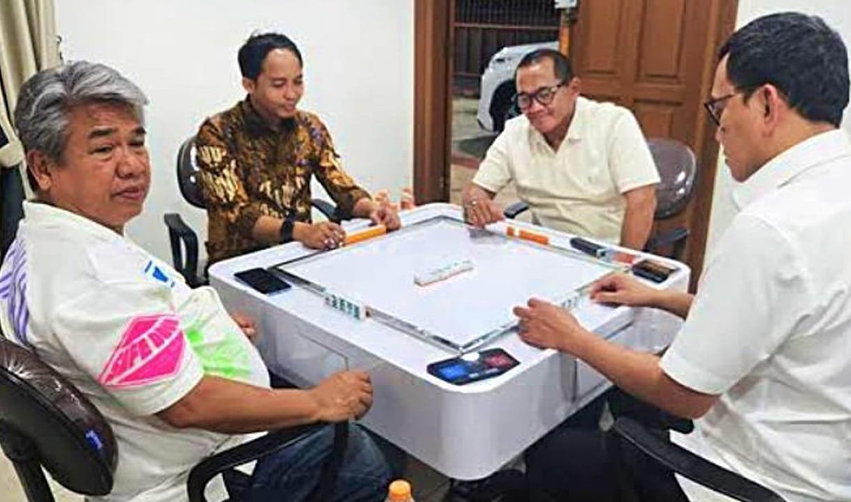 595dc61fae7e8cc07eff3f6848b0d0c6 Viral Foto Menhut Raja Juli Bareng Tersangka Pembalakan Liar, DPR: Cederai Kepercayaan Publik PROKALTIM