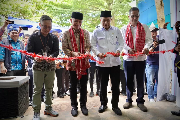 Menkop Resmikan Operasionalisasi Kopdes Merah Putih Girimukti Menkop Resmikan Operasionalisasi Kopdes Merah Putih Girimukti PROKALTIM