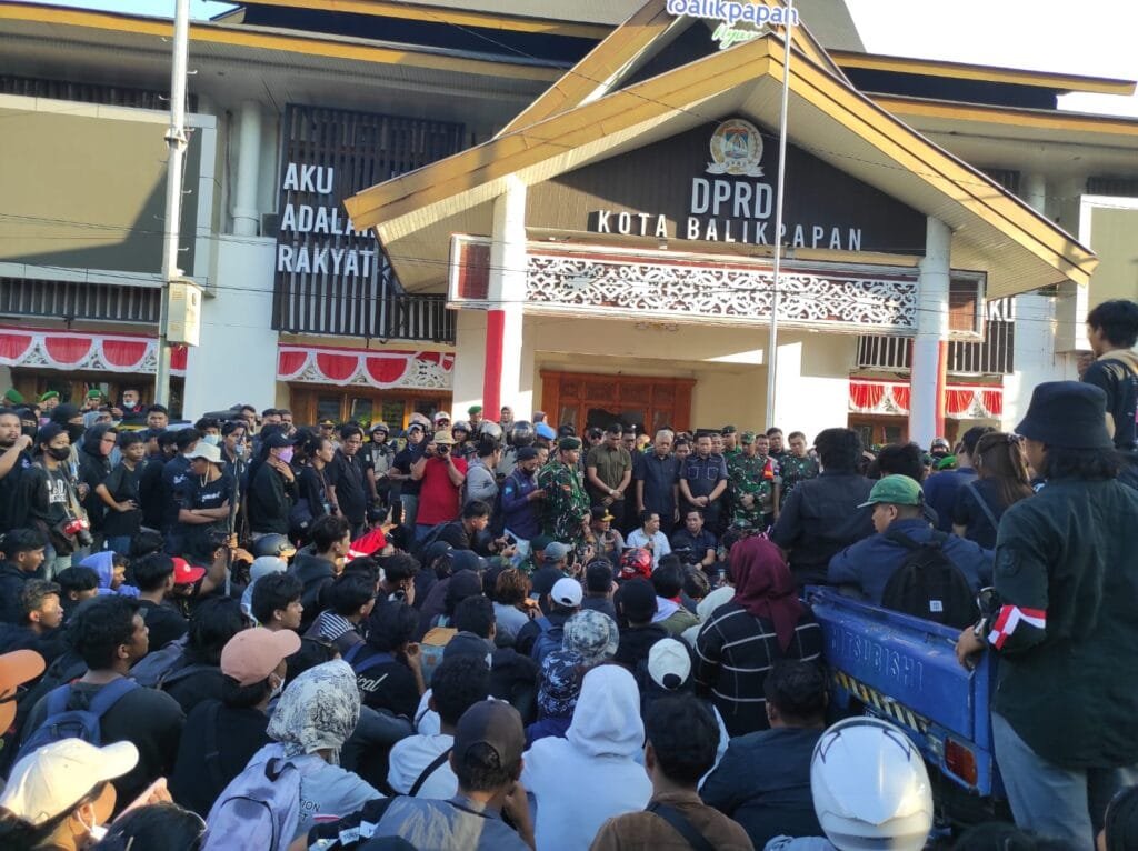 WhatsApp Image 2025 09 01 at 22.10.33 DPRD Balikpapan Terima Aspirasi Mahasiswa, Alwi Al Qadri Janji Tindaklanjuti Seluruh Tuntutan PROKALTIM