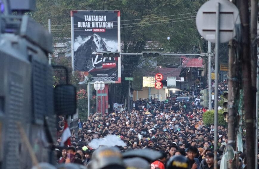 Dansat Brimob Dampingi Kapolda Kaltim Monitor Pengamanan Unjuk Rasa di Samarinda