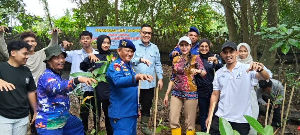 WhatsApp Image 2025 09 20 at 21.28.49 Tanam Mangrove Bareng Stafsus MPR, Ditpolairud Kaltim Ajak Masyarakat Peduli Ozon dan Pesisir PROKALTIM