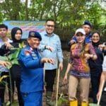 Tanam Mangrove Bareng Stafsus MPR, Ditpolairud Kaltim Ajak Masyarakat Peduli Ozon dan Pesisir