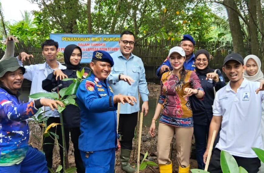 Tanam Mangrove Bareng Stafsus MPR, Ditpolairud Kaltim Ajak Masyarakat Peduli Ozon dan Pesisir