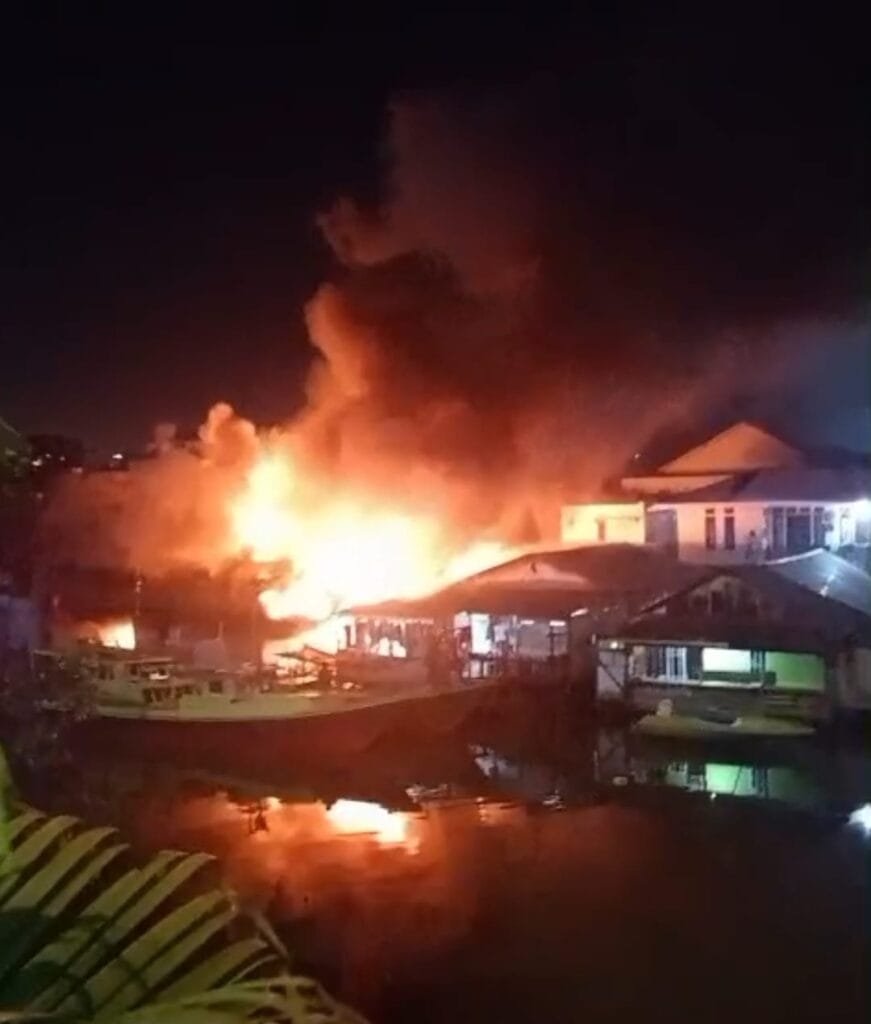 WhatsApp Image 2025 09 23 at 22.36.00 Kebakaran Landa Permukiman Padat di Damai Balikpapan Selatan, Tiga Rumah Ludes PROKALTIM