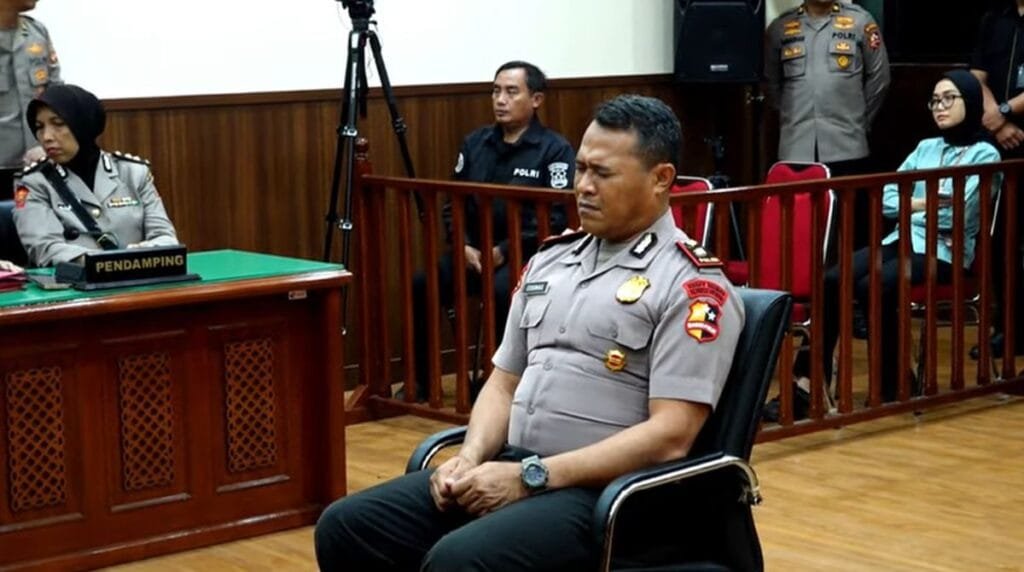 kompol kosmas k gae 1756902060451 169 Polri Pecat Kompol Kosmas Buntut Kematian Affan Kurniawan Dilindas Rantis PROKALTIM