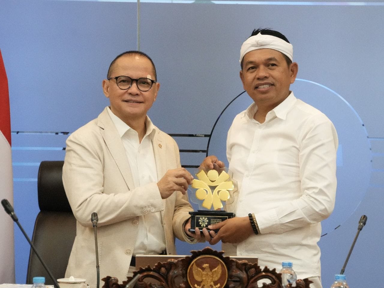 Menteri P2MI dan Gubernur Dedi Mulyadi Siapkan Strategi Baru bagi Pekerja Migran Indonesia Asal Jawa Barat PROKALTIM 1 Menteri P2MI dan Gubernur Dedi Mulyadi Siapkan Strategi Baru bagi Pekerja Migran Indonesia Asal Jawa Barat Menteri P2MI dan Gubernur Dedi Mulyadi Siapkan Strategi Baru bagi Pekerja Migran Indonesia Asal Jawa Barat PROKALTIM