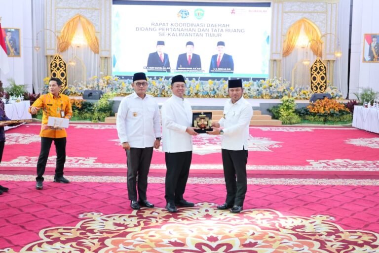 Rapatkan Barisan Kepala Daerah Se-Kaltim, Menteri Nusron: Solusi Penyelesaian Masalah Pertanahan Harus Berbasis Kemanusiaan PROKALTIM 21 Rapatkan Barisan Kepala Daerah Se-Kaltim, Menteri Nusron: Solusi Penyelesaian Masalah Pertanahan Harus Berbasis Kemanusiaan