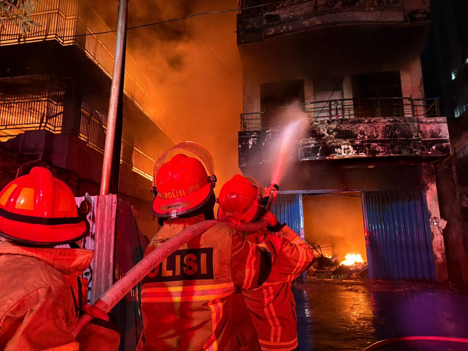 WhatsApp Image 2025 11 05 at 22.09.14 Api Lahap Dua Gudang dan Satu Rumah di Balikpapan PROKALTIM
