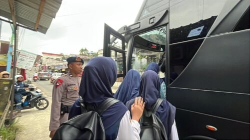 WhatsApp Image 2025 11 12 at 10.32.38 Bus Sekolah Gratis Batalyon A Brimob Kaltim Terus Jadi Andalan Warga Balikpapan PROKALTIM