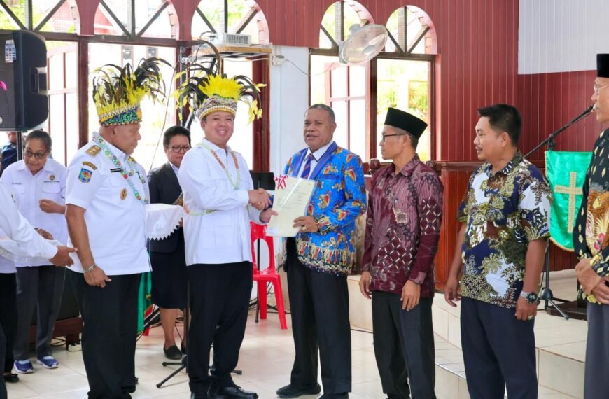 Menteri Nusron Serahkan Sertipikat di Papua:&hellip;
