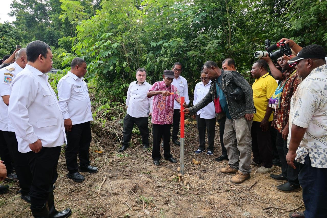 Realisasi Percepatan Sertipikasi Tanah Ulayat di Papua, Menteri Nusron Saksikan Pemasangan Patok Skouw Yambe PROKALTIM 1 WhatsApp Image 2025 11 21 at 14.59.31 Realisasi Percepatan Sertipikasi Tanah Ulayat di Papua, Menteri Nusron Saksikan Pemasangan Patok Skouw Yambe PROKALTIM