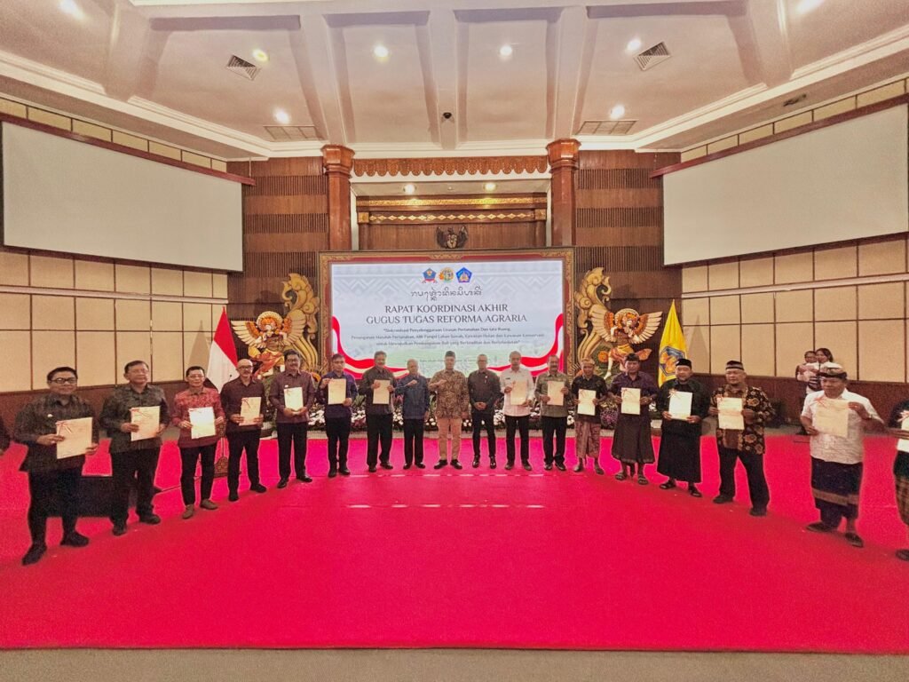 Serahkan Sertipikat di Bali, Menteri Nusron Ungkap Manfaat Sertipikasi Tanah untuk Perekonomian PROKALTIM 1 WhatsApp Image 2025 11 27 at 12.18.13 Serahkan Sertipikat di Bali, Menteri Nusron Ungkap Manfaat Sertipikasi Tanah untuk Perekonomian PROKALTIM