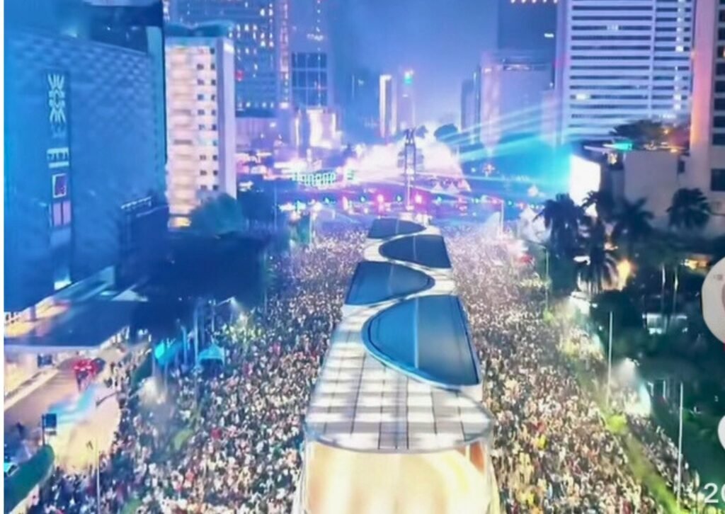 Lautan manusia memenuhi Bundaran HI Jakarta saat perayaan malam Tahun Baru 2026 tanpa pesta kembang api