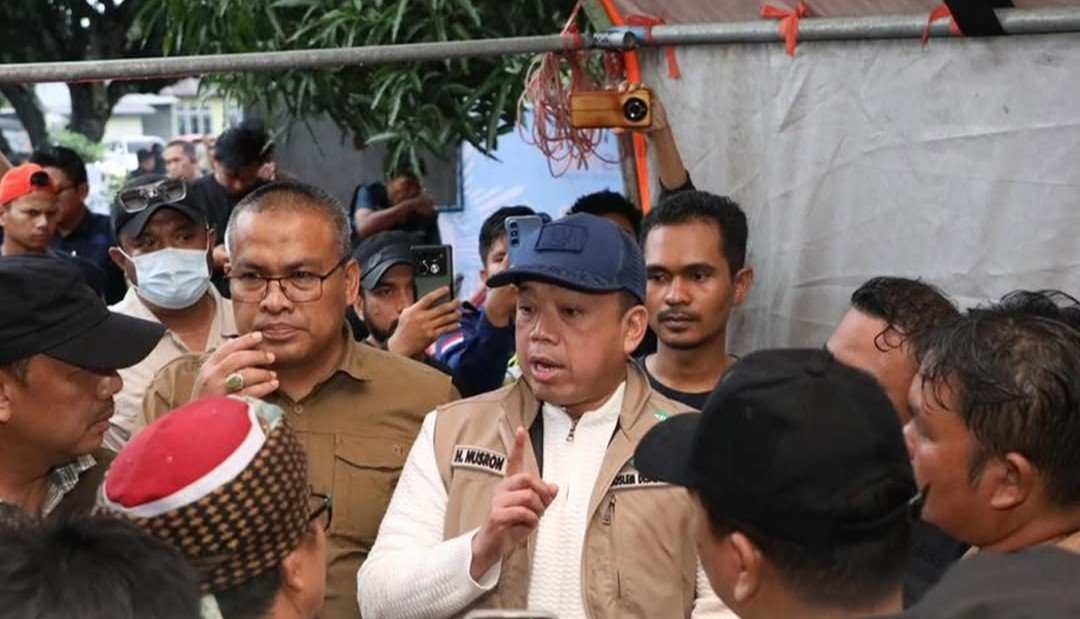 Menteri Nusron Salurkan Bantuan dan Dengar Jeritan Warga yang Kehilangan Keluarga di Kabupaten Agam PROKALTIM 1 WhatsApp Image 2025 12 08 at 13.27.07 Menteri Nusron Salurkan Bantuan dan Dengar Jeritan Warga yang Kehilangan Keluarga di Kabupaten Agam PROKALTIM