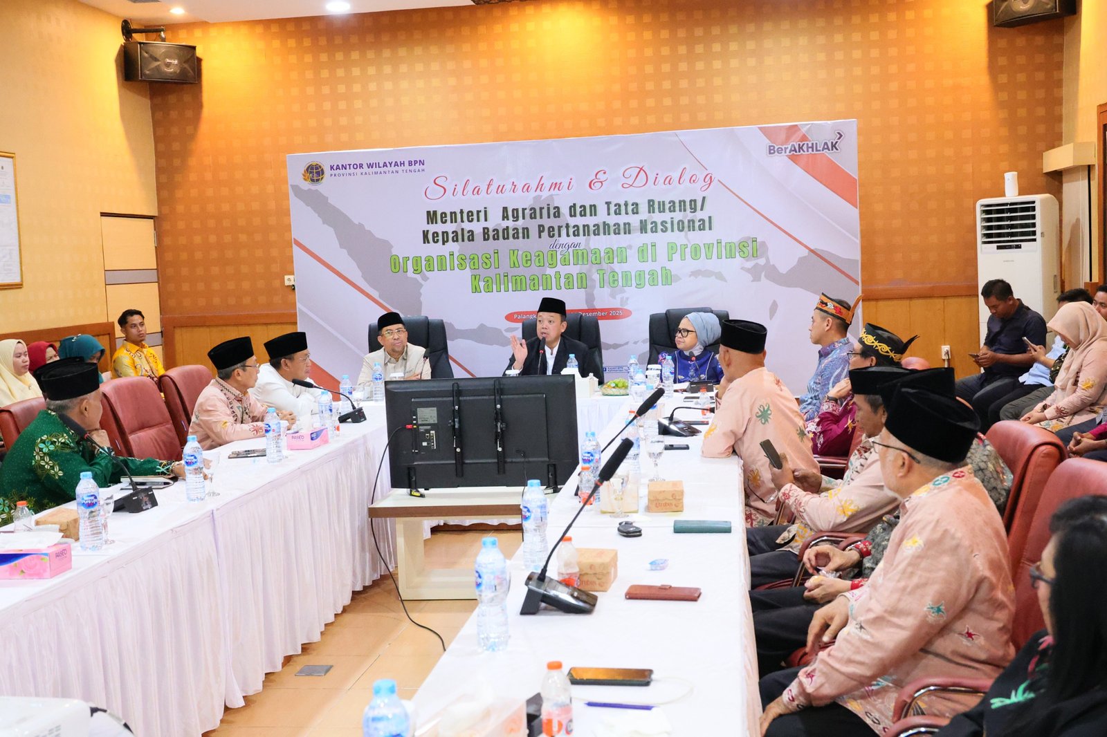 WhatsApp Image 2025 12 11 at 16.42.51 Percepat Sertipikasi Tanah Wakaf di Kalteng, Menteri Nusron: Jangan Sampai Rumah Tuhan Tidak Terurus PROKALTIM