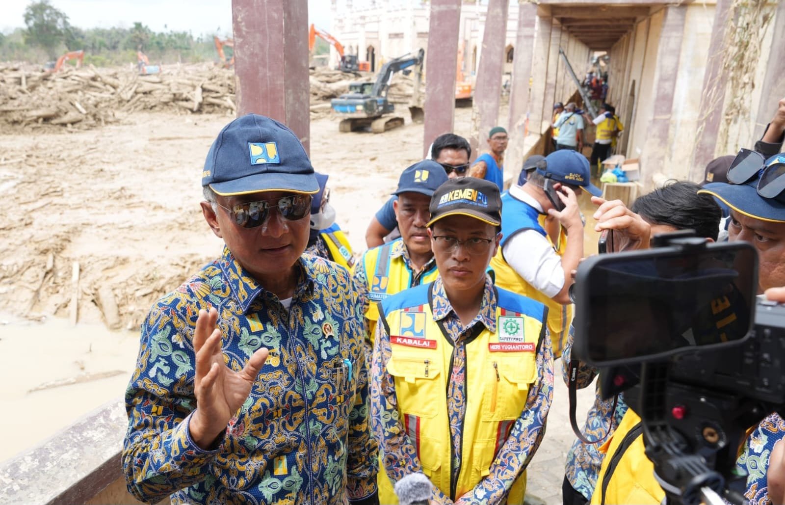 WhatsApp Image 2025 12 24 at 23.36.02 Jalan Rusak Dikebut, Menteri PU Turun Tangan Tangani Dampak Bencana Aceh Tamiang PROKALTIM