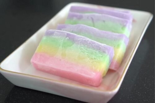 Es Gabus Kembali Viral, Jejak Kuliner Tradisional yang Terdaftar di KBBI PROKALTIM 10 Es gabus yang viral kini kembali jadi sorotan; jajanan tradisional ini telah terdaftar di KBBI dan bukan terbuat dari spons sebagaimana dikira.