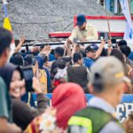 Disambut Ribuan Warga, Prabowo Umumkan Swasembada Pangan Nasional di Karawang