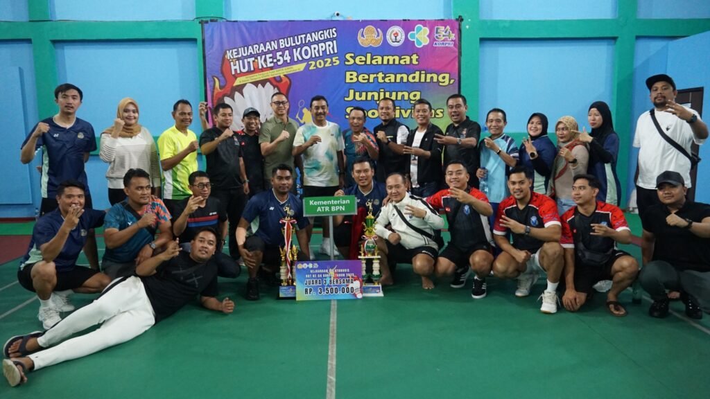 WhatsApp Image 2026 01 18 at 21.11.02 Kementerian ATR/BPN Raih Dua Piala Kategori Perorangan dan Beregu di Kejuaraan Bulutangkis KORPRI PROKALTIM