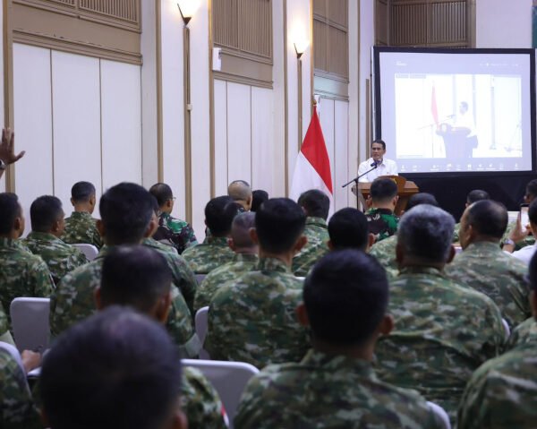 Mentan Amran libatkan TNI percepat kontrak cetak sawah 101 ribu hektare demi penguatan swasembada pangan nasional.