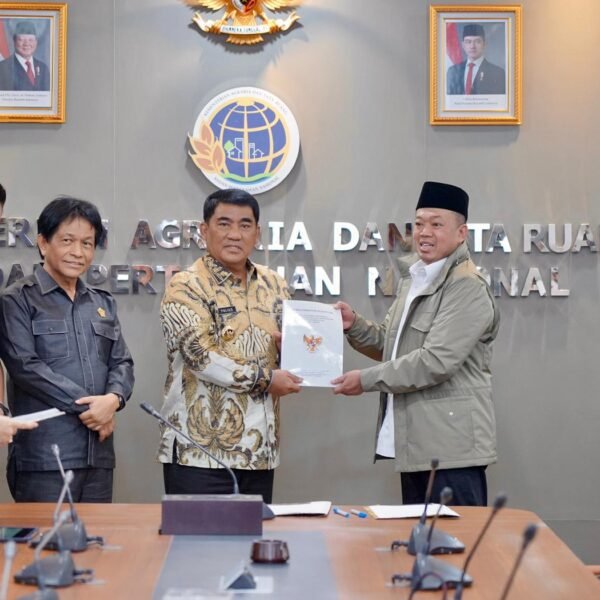 Serahkan Persub RTRW kepada Gubernur Sulawesi Utara, Menteri&hellip;