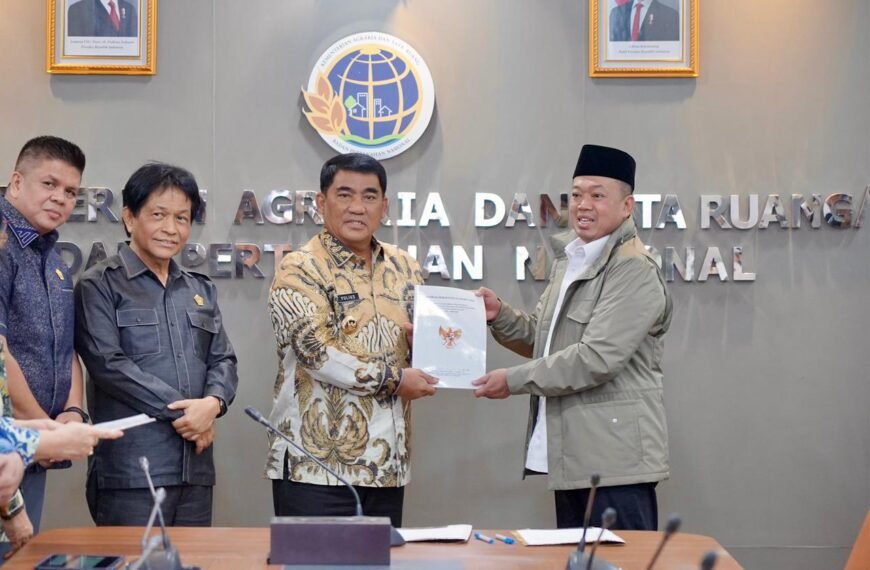 Serahkan Persub RTRW kepada Gubernur Sulawesi&hellip;