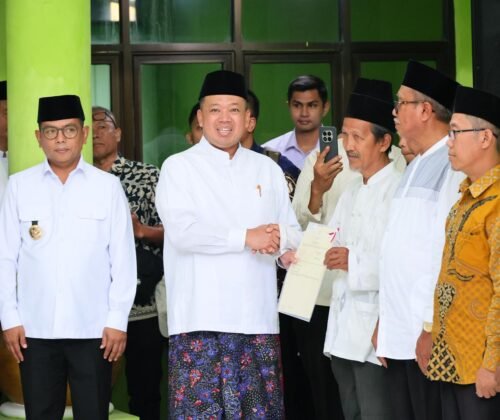 WhatsApp Image 2026 02 21 at 04.45.10 Serahkan 13 Sertipikat di Banten, Menteri ATR/Kepala BPN Ajak Organisasi Keagamaan “Keroyok” Percepatan Sertipikasi Tanah Wakaf PROKALTIM