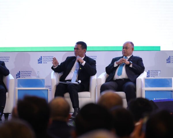 Mentan Andi Amran Sulaiman paparkan strategi swasembada melalui deregulasi 500 aturan dan modernisasi pertanian nasional.