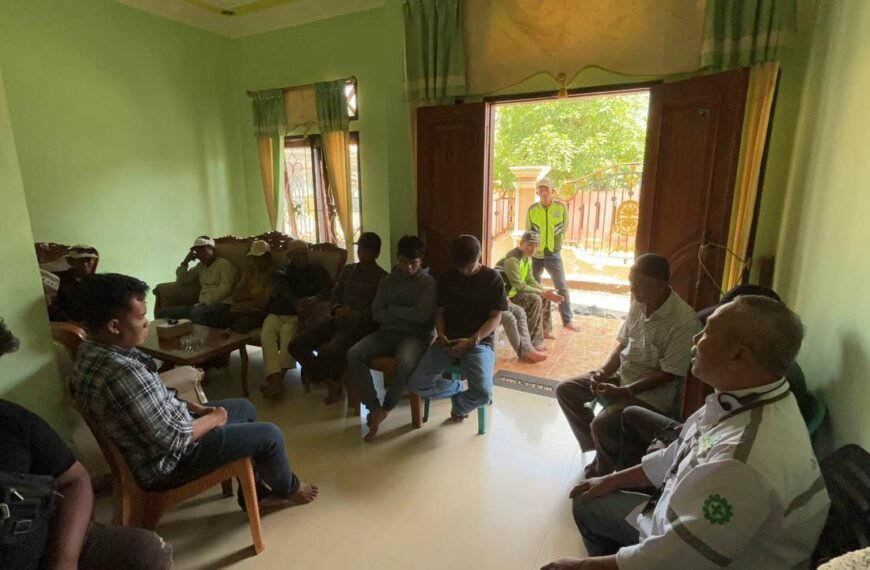 Warga Muara Jawa mendatangi kantor PT BPEP menuntut operasional tambang kembali berjalan setelah aktivitas berhenti akibat izin RKAB belum disetujui.