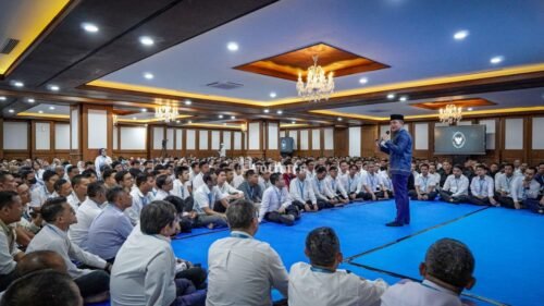 Teeddy bersama pegawai seskab Mudik Lebaran Dimulai, Seskab Teddy Ingatkan Pegawai: Jangan Terburu-buru dan Sampaikan Pesan Presiden PROKALTIM