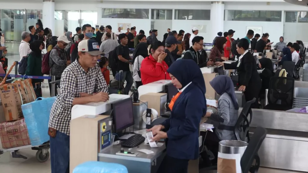 arus mudik penumpang pesawat di bandara sepinggan balikpapan Mudik Kaltim Memuncak: Bandara dan Pelabuhan Padat, Darat Penuh Tantangan PROKALTIM