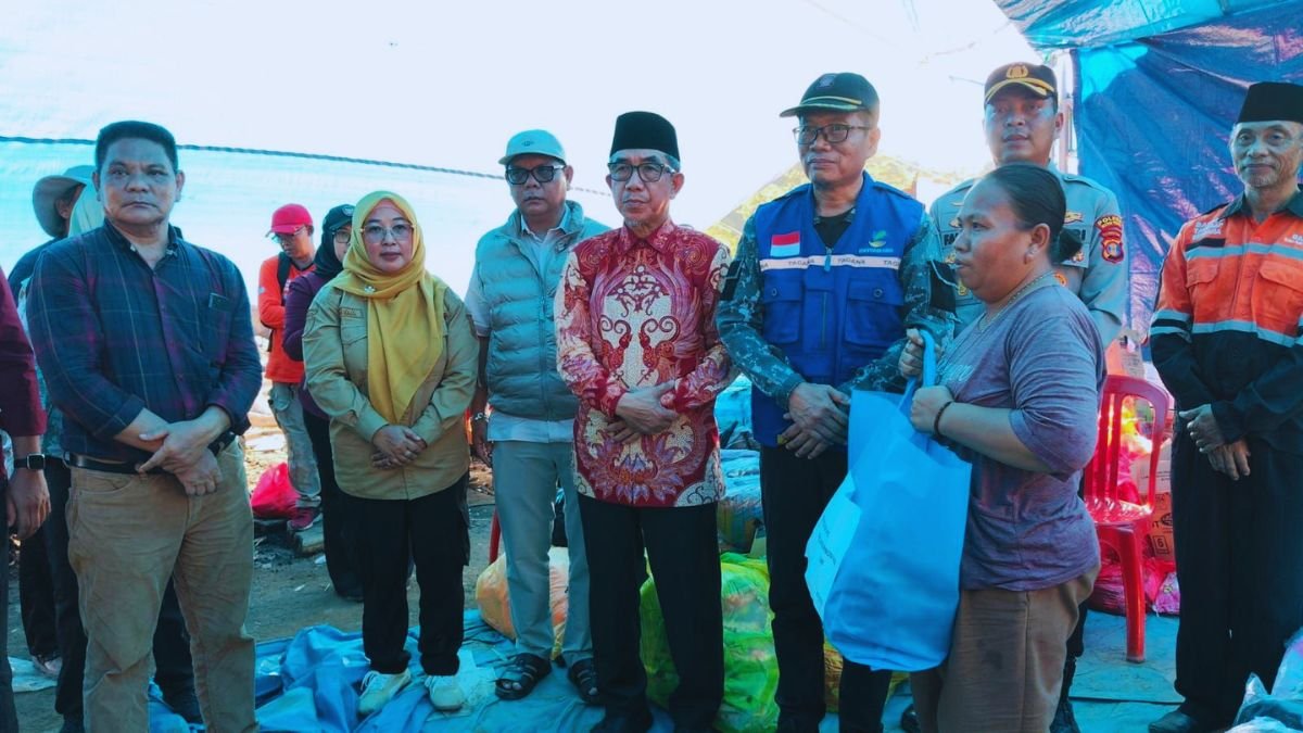 bantuan dinas sosail propinsi kaltim ke korban kebakaran Kebakaran Batu Timbau Terulang, Ratusan Korban Kini Bergantung pada Bantuan Pemerintah PROKALTIM