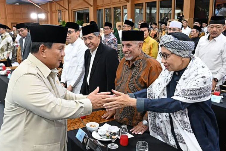 Presiden Prabowo Subianto bertemu kiai di Istana Kepresidenan Jakarta membahas geopolitik global dan persatuan nasional.