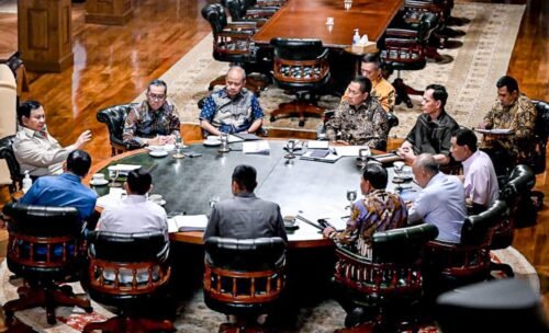 Presiden Prabowo Subianto memimpin lima rapat kabinet di Hambalang membahas pembangunan kampus STEM, geopolitik global, dan kesiapan mudik Lebaran.